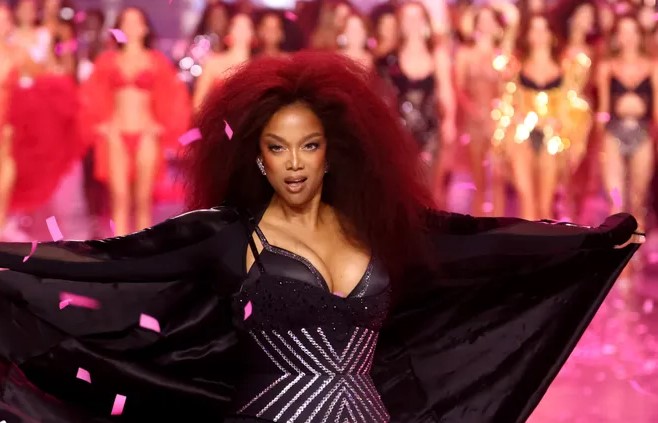 Tyra Banks Returns to Victoria’s Secret